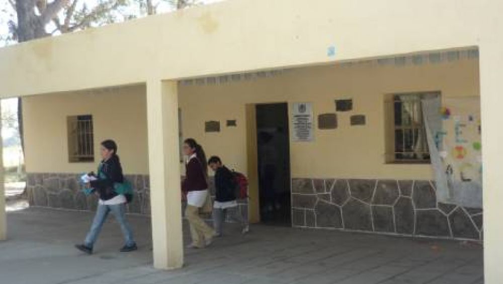Padres se resisten al traslado de la Escuela de Santa Cruz