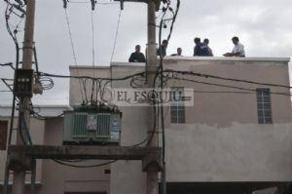 Se electrocut� pintando un techo y se encuentra grave