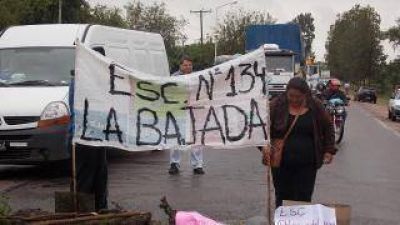Los Altos: empleados de servicios generales cortaron ruta