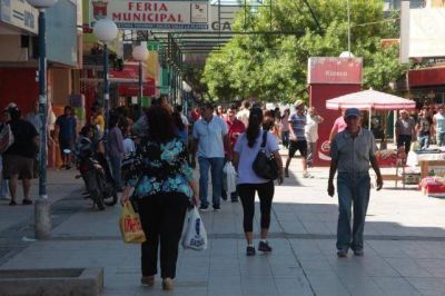 Por el feriado los comercios atender�n ma�ana en "horario restringido"