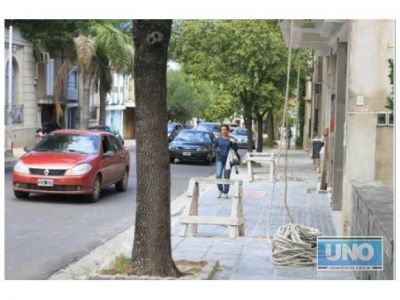 La situaci�n de las veredas es un ejemplo de la desidia social
