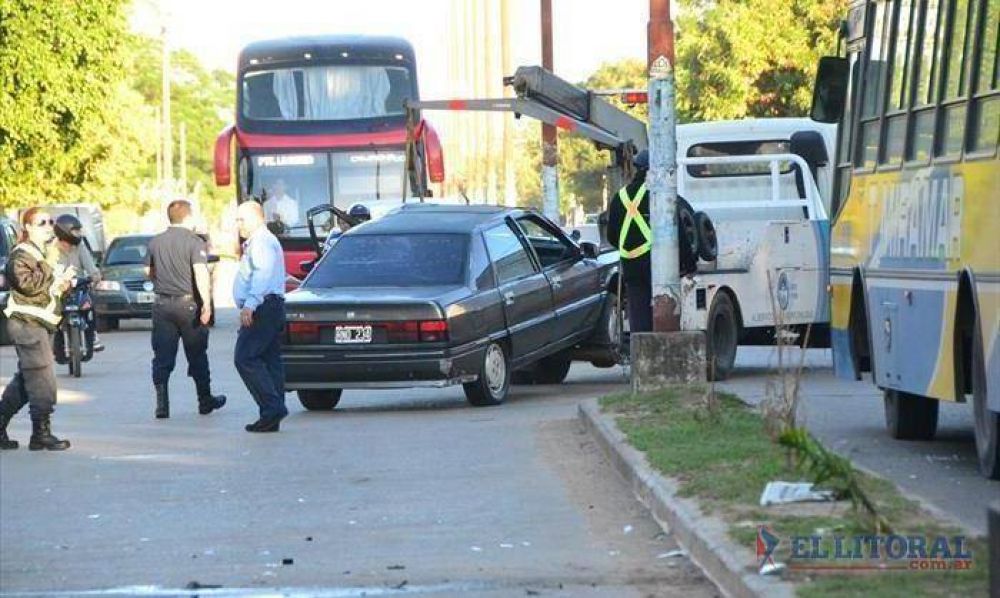 Un automovilista se estrell� contra una columna de alumbrado y salv� su vida