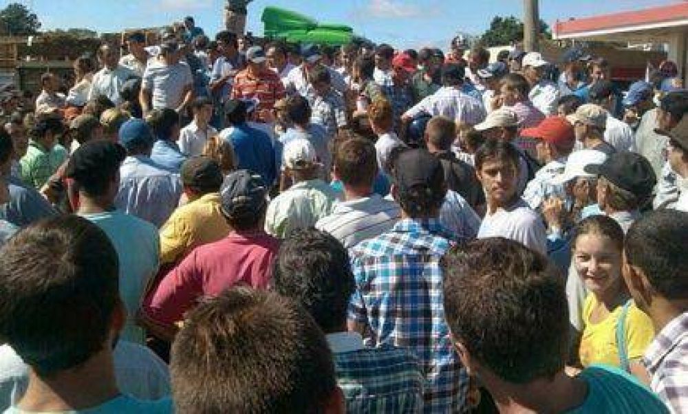 San Vicente: Contin�an los reclamos, casi un millar de tabacaleros cort� la ruta 14