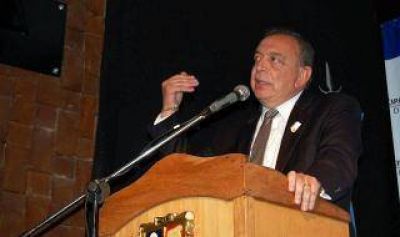 Z�ccaro pretende cobrar a quienes se atiendan en hospitales p�blicos y no sean de Pilar