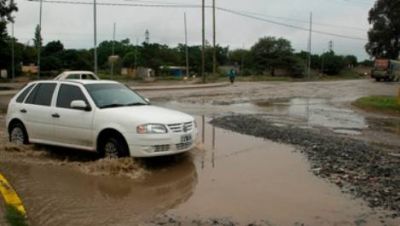 Calles anegadas luego de largas horas con intensas lloviznas