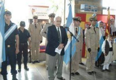 Excombatiente cruz� a Mosteiro luego de su discurso por la Guerra de Malvinas