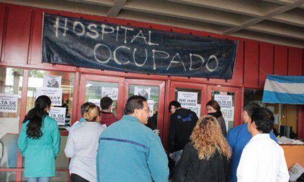 Sigue ocupado el Hospital de Urgencias y la Provincia dio de baja 400 contratos