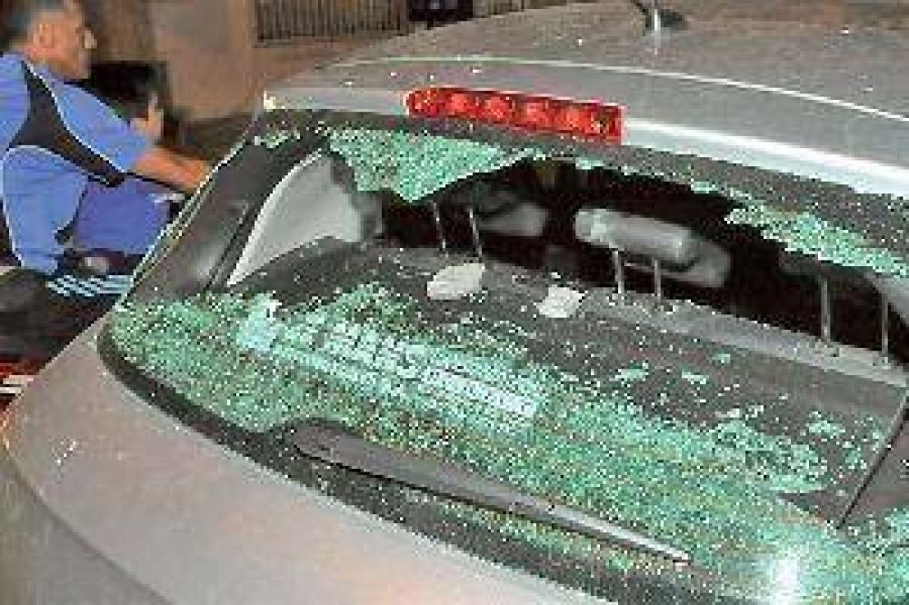 Hinchas del club Mitre destrozaron varios autos y vidrieras