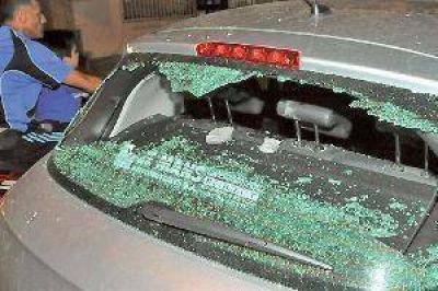 Hinchas del club Mitre destrozaron varios autos y vidrieras