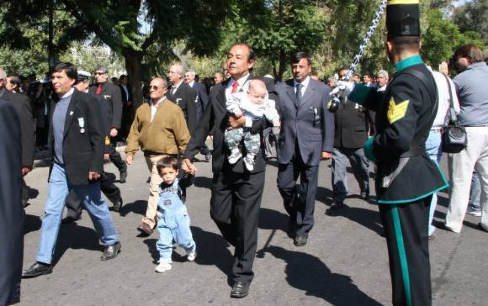 Un desfile con nietos para mantener viva la memoria