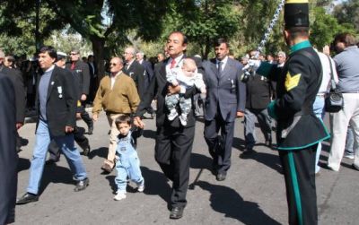 Un desfile con nietos para mantener viva la memoria