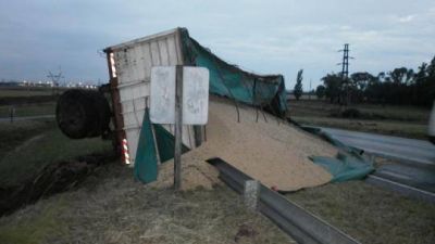 Volc� un camion cerealero en el puente de 5 y 46