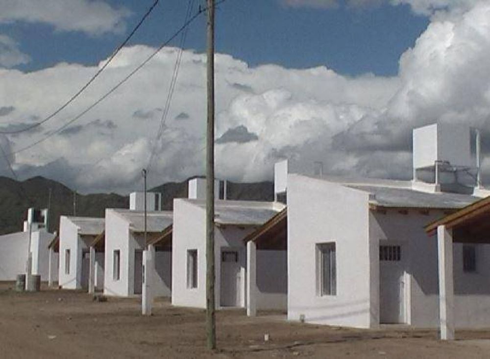 El Gobernador entregar� casas a cien familias