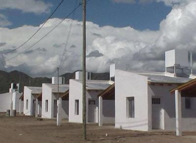 El Gobernador entregar� casas a cien familias