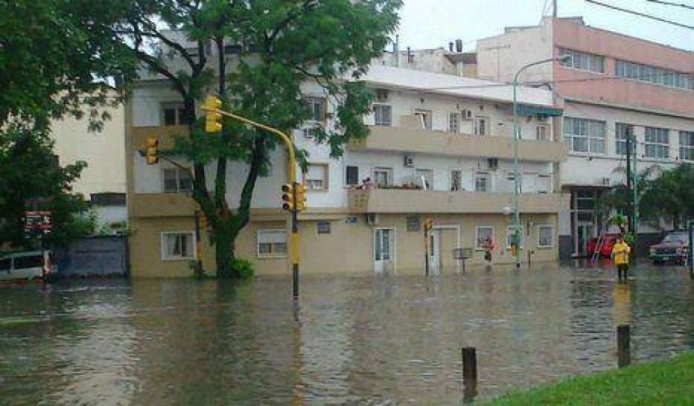 Abonan subsidios a un a�o de la inundaci�n