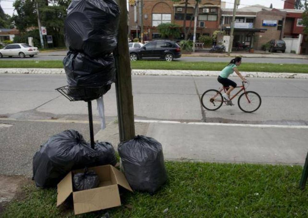 Las bolsas de basura apestan en las calles