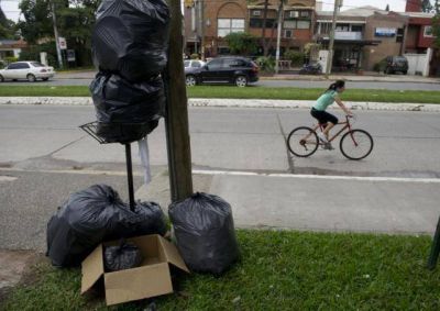 Las bolsas de basura apestan en las calles