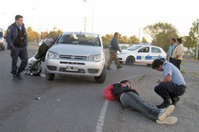 Joven al hospital tras estrellarse en su moto contra un rem�s