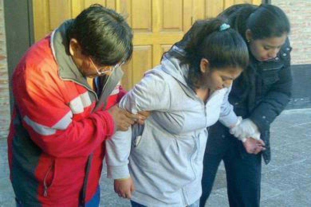 Lastiman con cuchillo y golpean a mujer al ser asaltada en la calle