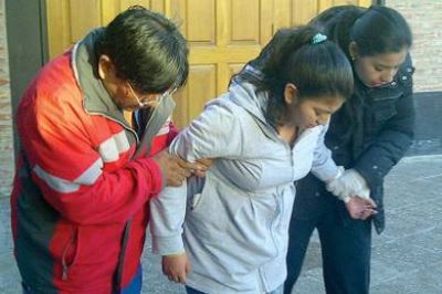 Lastiman con cuchillo y golpean a mujer al ser asaltada en la calle