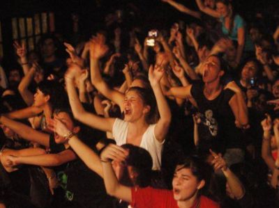Proponen ampliar los espacios bailables para los adolescentes