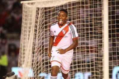 A River nadie le saca la ilusi�n: super� a Newell�s 1-0 y est� a un punto del l�der