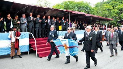 Con un emotivo desfile se homenaje� a combatientes y ca�dos en Malvinas
