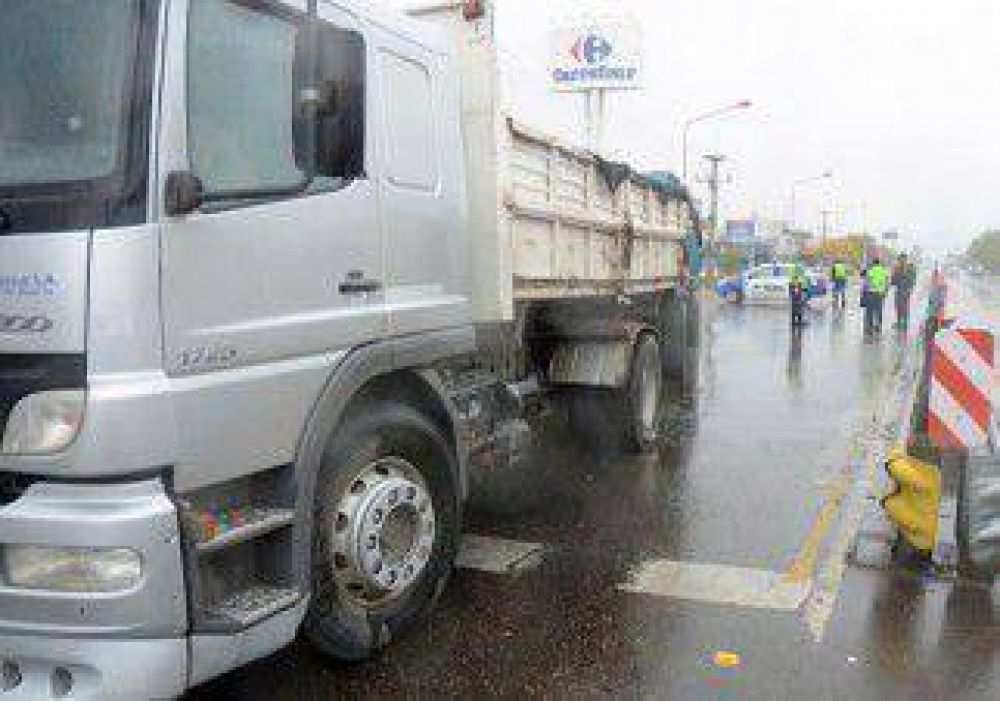 Choque de camiones en la Ruta 22 complic� el tr�nsito 