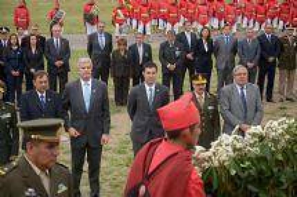 El Gobernador Juan Manuel Urtubey encabez� el desfile en homenaje a los h�roes de Malvinas