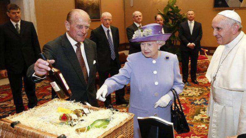 El sorprendente obsequio de Isabel II a Francisco: le regal� un whisky