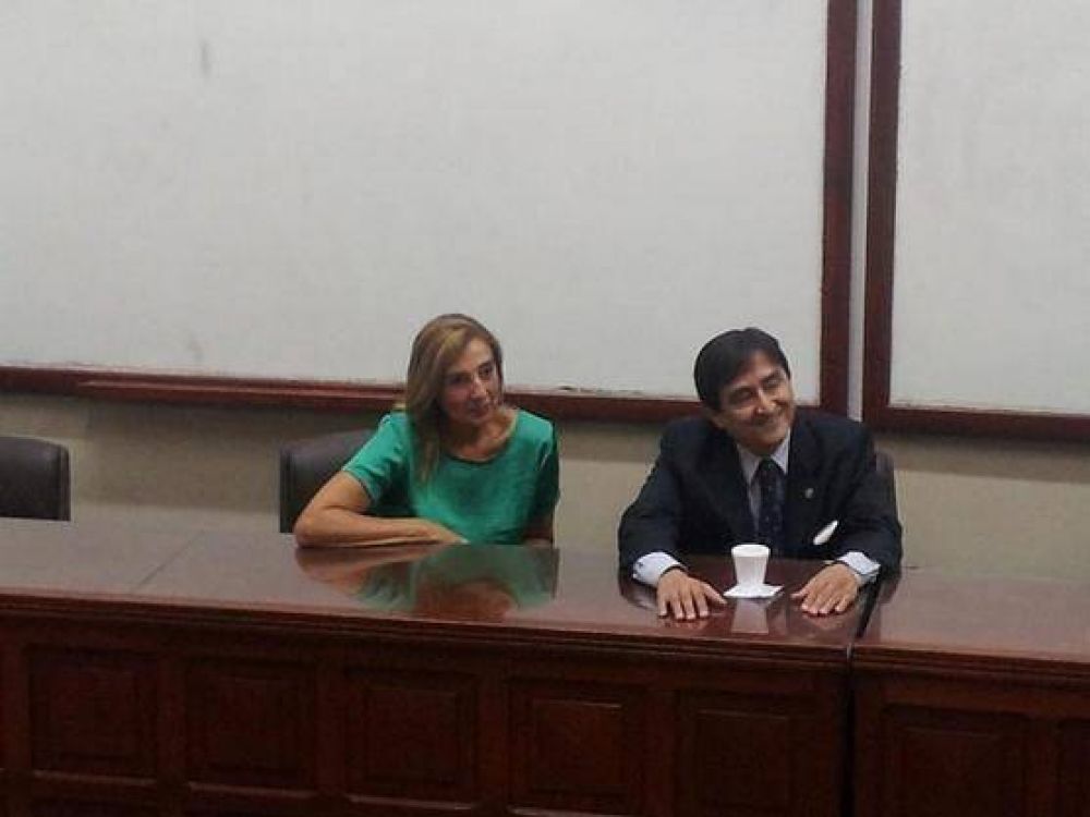 Mateo Mart�nez presenta a su vicerrectora