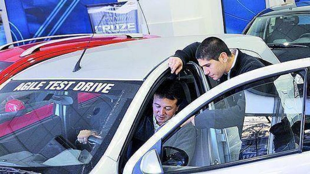 La venta de autos se desplom� 35% en marzo