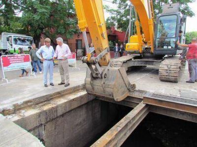 San Fernando y San Isidro trabajan en conjunto en la limpieza y desobstrucci�n del conducto de la calle Uruguay 