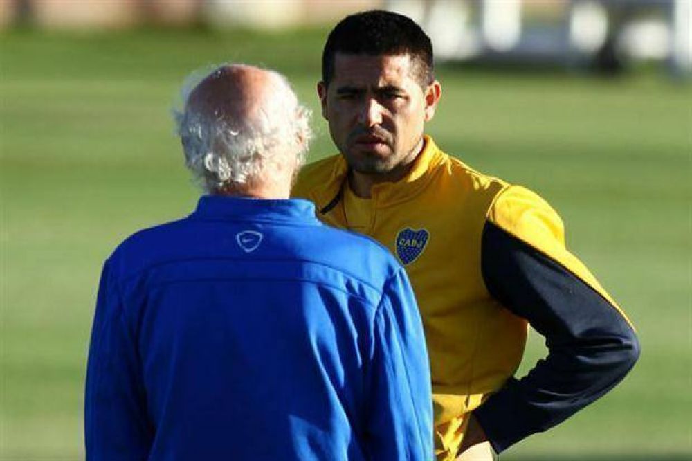 Juan Rom�n Riquelme se entren� con normalidad y ser�a titular el domingo