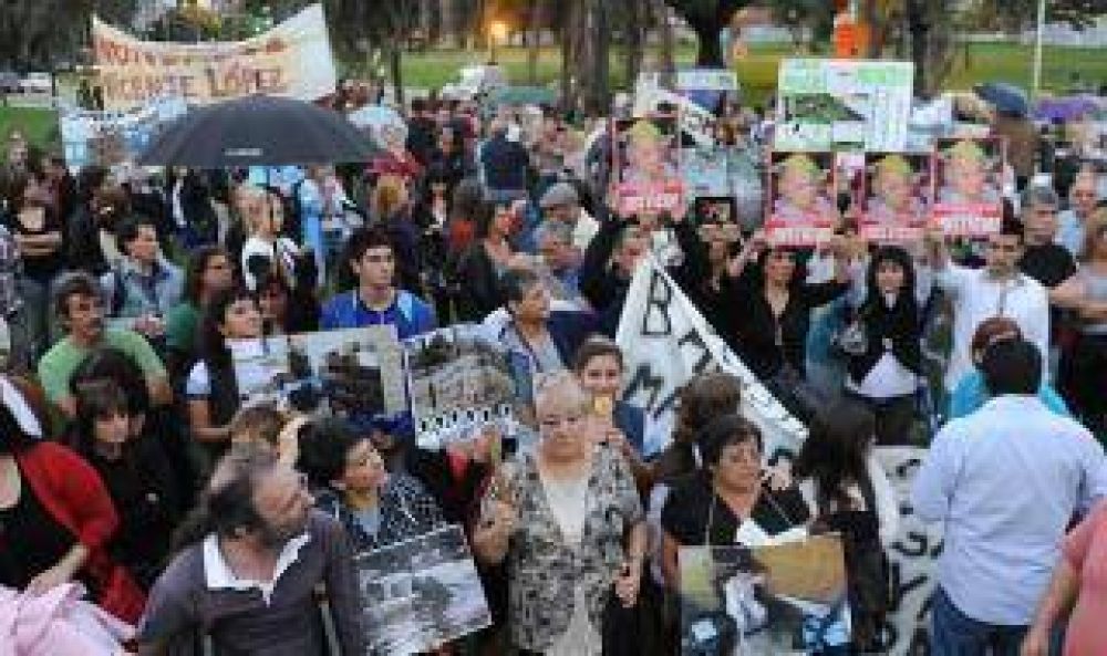 Vecinos de Vicente L�pez, San Mart�n y 3 de Febrero marcharon a un a�o de las inundaciones