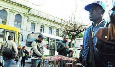 Sin control policial, los manteros volvieron a las calles de Once
