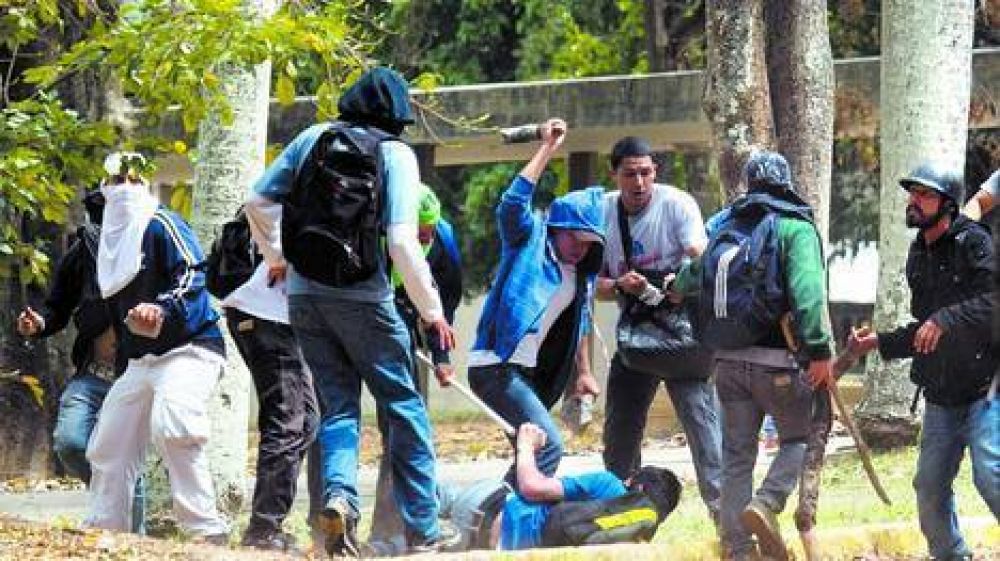 Reprimieron en Caracas una masiva marcha de estudiantes