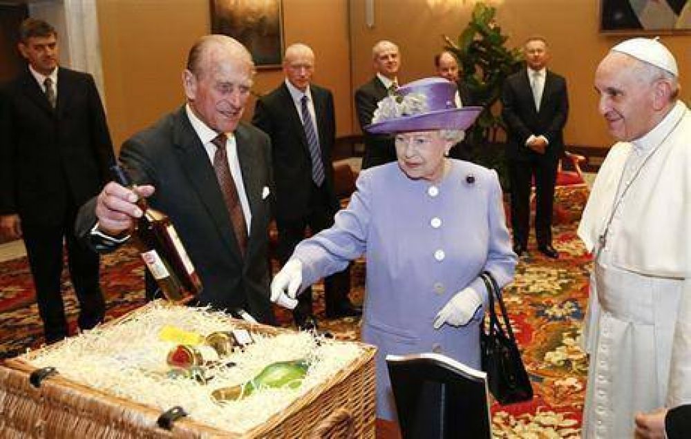 Entre el Papa e Isabel hubo regalos y humor, pero no se habl� de Malvinas