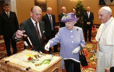 Entre el Papa e Isabel hubo regalos y humor, pero no se habl� de Malvinas