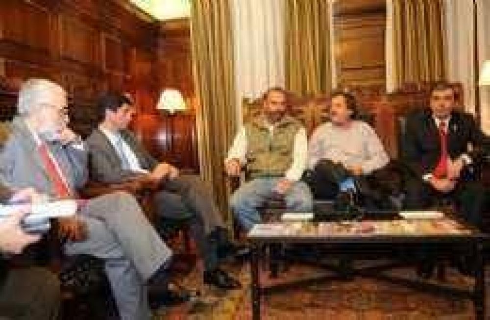 "El desquicio institucional es paradigm�tico en Tucum�n"