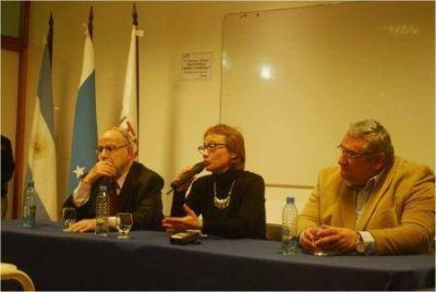 La gobernadora encabez� el acto de apertura del Ciclo Lectivo 2014 de la UNTDF
