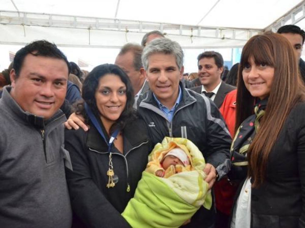 Lluvia, alegr�a y la concreci�n del sue�o de cien familias