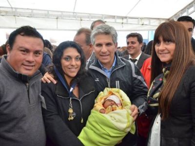 Lluvia, alegr�a y la concreci�n del sue�o de cien familias