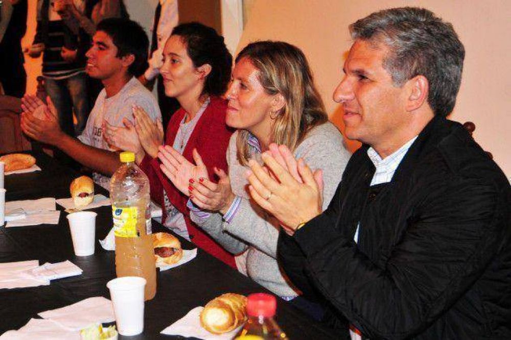 El gobernador asisti� a la Pe�a Universitaria