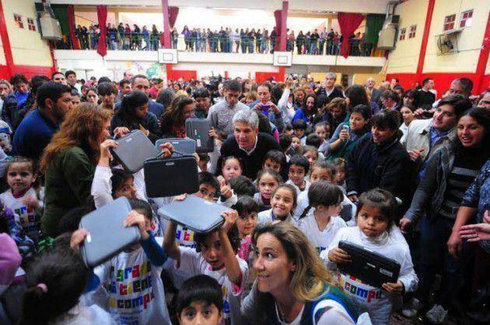 M�s netbooks para los chicos de la Escuela del barrio Cerro de la Cruz