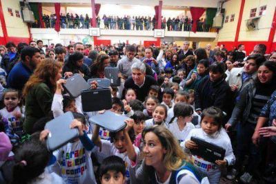 M�s netbooks para los chicos de la Escuela del barrio Cerro de la Cruz