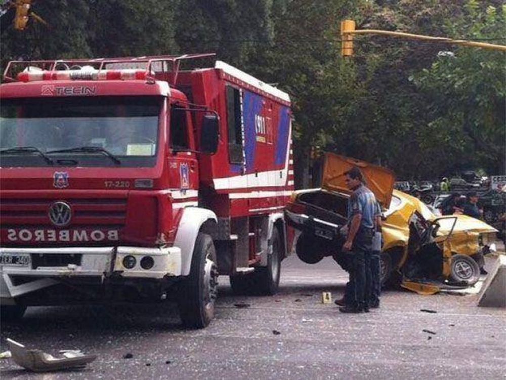 Un cami�n de bomberos que iba a un incendio, termin� chocando sobre las v�as del Metrotranv�a