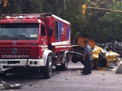 Un cami�n de bomberos que iba a un incendio, termin� chocando sobre las v�as del Metrotranv�a