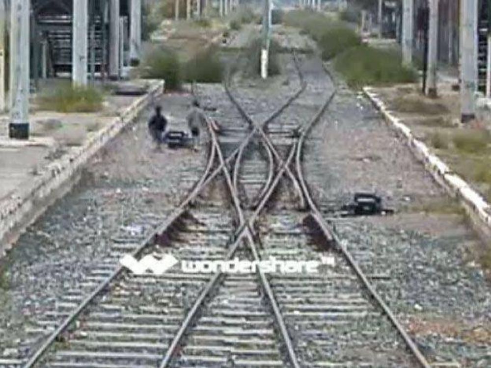 Imprudencia: dos ni�os jugaban en las v�as del Metrotranv�a y casi provocan un descarrilamiento