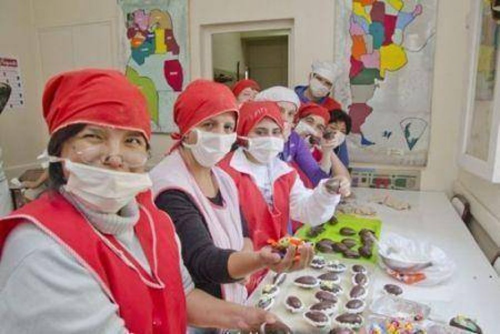 Ya est�n preparando los famosos huevos de Pascua capitalinos 